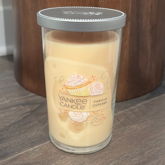 Yankee Candle Vanilla Cupcake,one wick Sweet/Spicy,Batter,Chocolate,sugar,cocoa - Picture 1 of 4